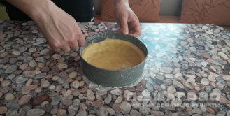Фото приготовления рецепта: Заливной пирог с клубникой - шаг 12