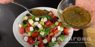 Фото приготовления рецепта: Греческий салат с бальзамическим уксусом - шаг 3