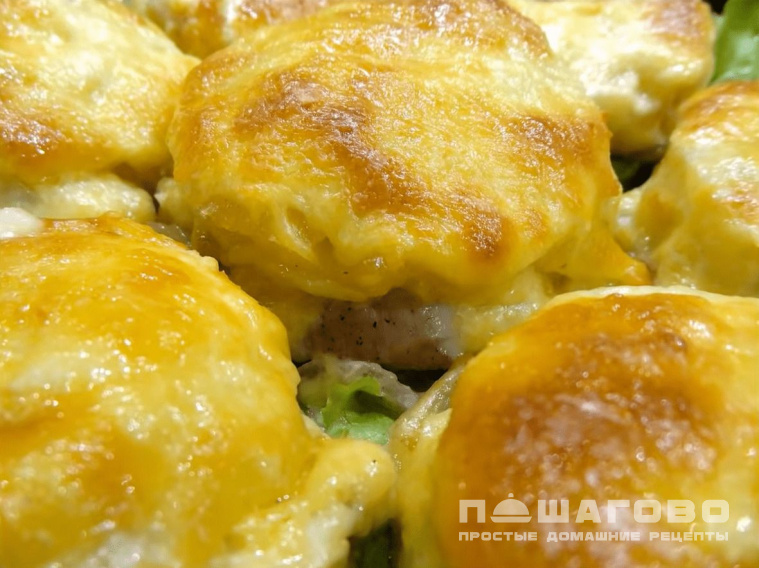 Медальоны с ананасами и сыром в духовке