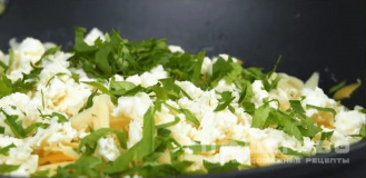 Фото приготовления рецепта: Омлет с макаронами, сыром и зеленью - шаг 2