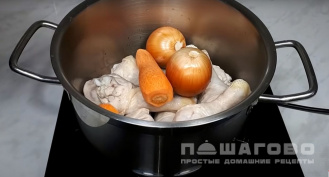 Фото приготовления рецепта: Куриный холодец - шаг 3