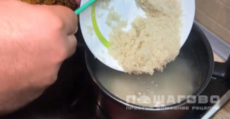 Фото приготовления рецепта: Плов узбекский с курицей и барбарисом - шаг 7