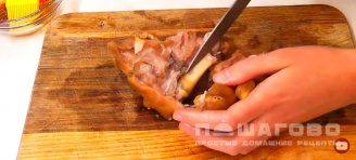 Фото приготовления рецепта: Свиные ножки в духовке - шаг 3