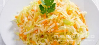 Фото приготовления рецепта: Витаминный салат с морковью и капустой - шаг 3