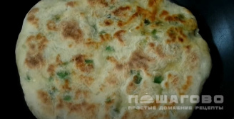 Фото приготовления рецепта: Лепёшки с сыром и зеленью жареные на сковороде - шаг 10