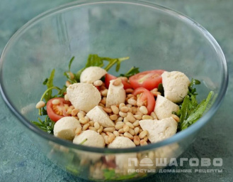 Фото приготовления рецепта: Зеленый салат с черри и кедровыми орешками - шаг 2