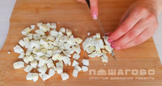 Фото приготовления рецепта: Салат с консервированной кукурузой и сухариками - шаг 2