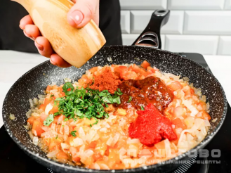 Фото приготовления рецепта: Харчо с аджикой томатной пастой и черносливом - шаг 5