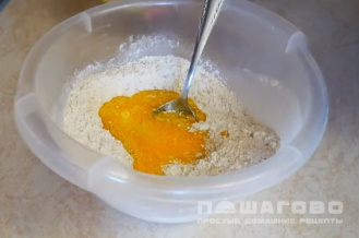 Фото приготовления рецепта: Овсяное печенье с медом на кефире - шаг 4