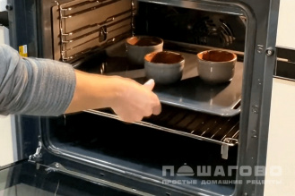 Фото приготовления рецепта: Пирожное с жидким шоколадом внутри Фондан - шаг 3