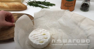 Фото приготовления рецепта: Запеченный камамбер с тимьяном, чесноком и чесночным хлебом - шаг 2