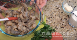 Фото приготовления рецепта: Креветки в сливочно-чесночном соусе - шаг 1