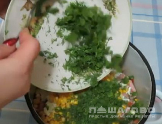 Фото приготовления рецепта: Салат с яйцом и ветчиной - шаг 4