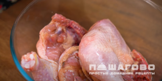 Фото приготовления рецепта: Куриные окорочка в духовке  - шаг 10