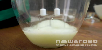 Фото приготовления рецепта: Пышный омлет из яиц - шаг 3