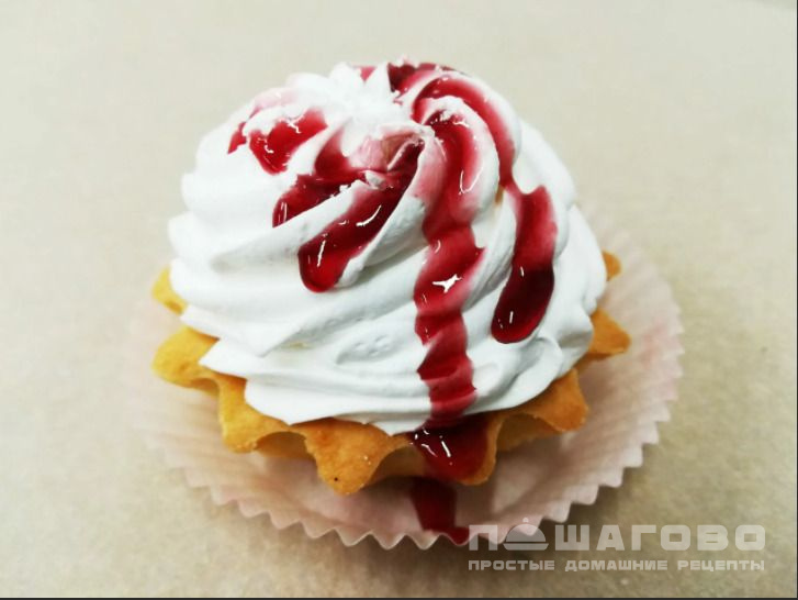 Песочное пирожное корзиночка с белковым кремом и джемом