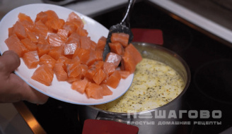 Фото приготовления рецепта: Финский сливочный суп с лососем (Лохикейтто) - шаг 7