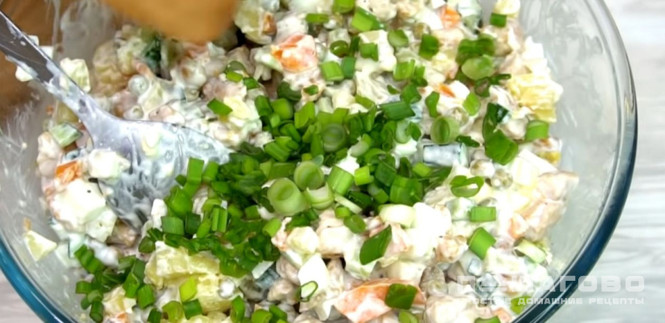 Фото приготовления рецепта: Салат оливье с мясом и свежими огурцами - шаг 12
