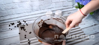 Фото приготовления рецепта: Шоколадно кофейные маффины с миндалем и ягодами - шаг 6