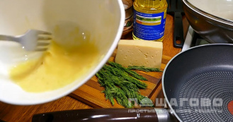 Фото приготовления рецепта: Яичница с сыром - шаг 1