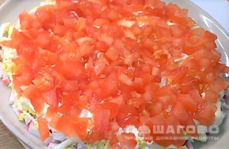 Фото приготовления рецепта: Слоеный салат с крабовым мясом - шаг 3