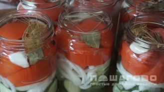 Фото приготовления рецепта: Ассорти из помидоров и огурцов - шаг 3