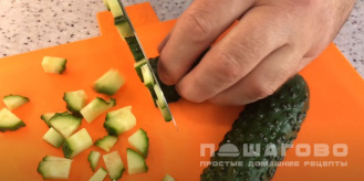 Фото приготовления рецепта: Салат с капустой, крабовыми палочками и кукурузой - шаг 2