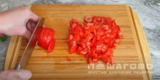 Фото приготовления рецепта: Куриные окорочка с яйцами и овощами на сковороде - шаг 6