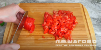 Фото приготовления рецепта: Куриные окорочка с яйцами и овощами на сковороде - шаг 6