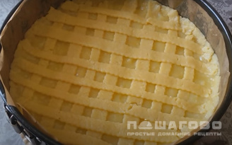 Фото приготовления рецепта: Лимонный пирог из песочного теста - шаг 7