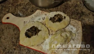 Фото приготовления рецепта: Постные картофельные зразы фаршированные грибами - шаг 4