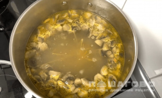Фото приготовления рецепта: Грибной суп с мясом - шаг 3
