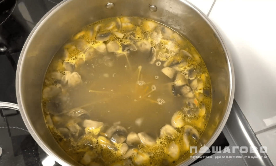 Фото приготовления рецепта: Грибной суп с мясом - шаг 3