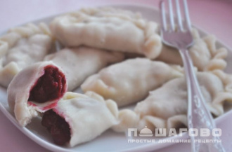 Фото приготовления рецепта: Вареники с вареньем - шаг 7