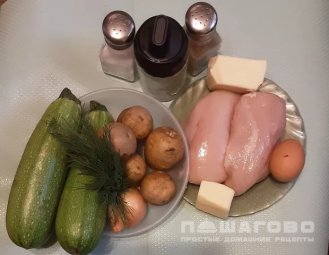 Фото приготовления рецепта: Мини-запеканки из кабачков и курицы - шаг 1