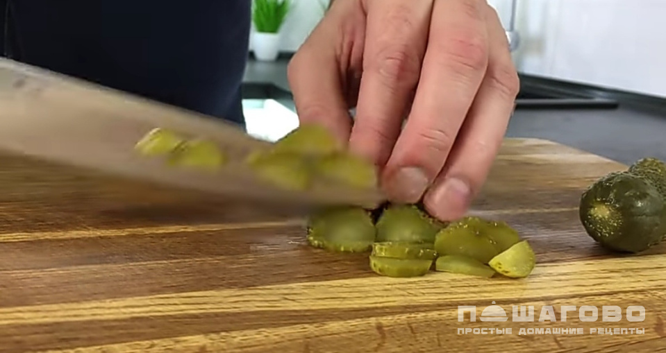 Фото приготовления рецепта: Салат с мясом и солеными огурцами - шаг 3