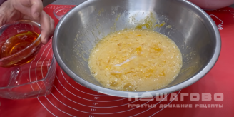 Фото приготовления рецепта: Медовик без масла - шаг 3