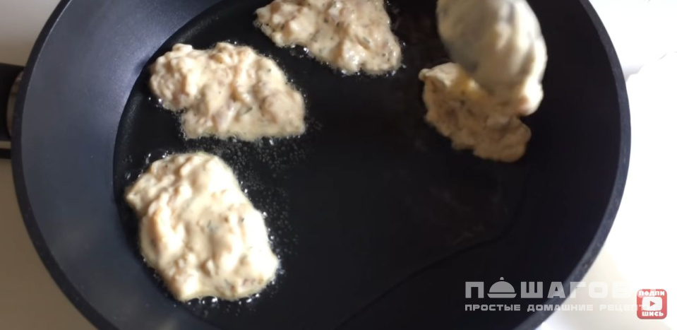 Фото приготовления рецепта: Куриные оладьи с чесноком и майонезом - шаг 12