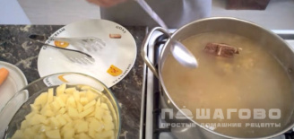 Фото приготовления рецепта: Суп гороховый с куриным мясом и копченостями - шаг 4