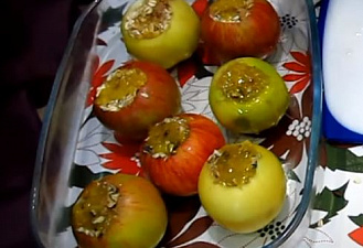 Фото приготовления рецепта: Запеченное яблоко с изюмом и овсянкой - шаг 4