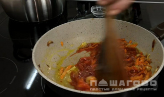 Фото приготовления рецепта: Сытный вегетарианский борщ без мяса - шаг 10