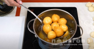 Фото приготовления рецепта: Творожные шарики жареные во фритюре - шаг 6