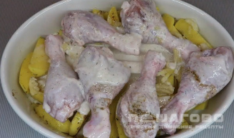 Фото приготовления рецепта: Курица с картофелем, запеченная в кефире с чесноком и травами - шаг 4