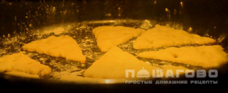 Фото приготовления рецепта: Печенье «Сырные крекеры» - шаг 8