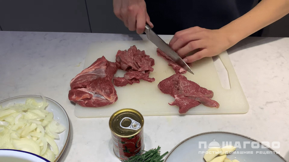 Фото приготовления рецепта: Азу с маринованными огурцами - шаг 1