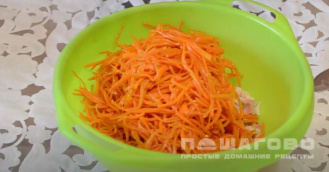 Фото приготовления рецепта: Салат с копченой курицей и корейской морковью - шаг 2