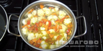 Фото приготовления рецепта: Суп с цветной капустой вегетарианский - шаг 13