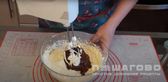 Фото приготовления рецепта: Бисквитное пирожное с масляным кремом - шаг 8