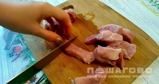 Фото приготовления рецепта: Азу из свинины с солеными огурцами без картошки - шаг 1