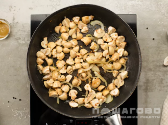 Фото приготовления рецепта: Бефстроганов из говядины с грибами - шаг 2
